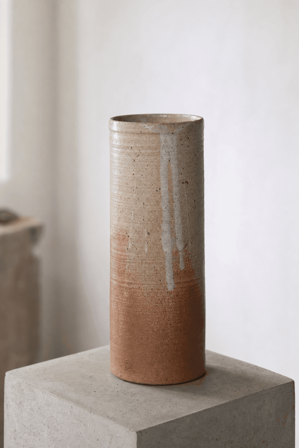 Vase cylindrique en grès, émail cendré beige-terracotta