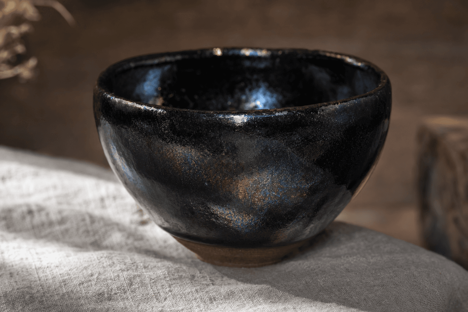 Bol tenmoku noir irisé, reflets bleus et or