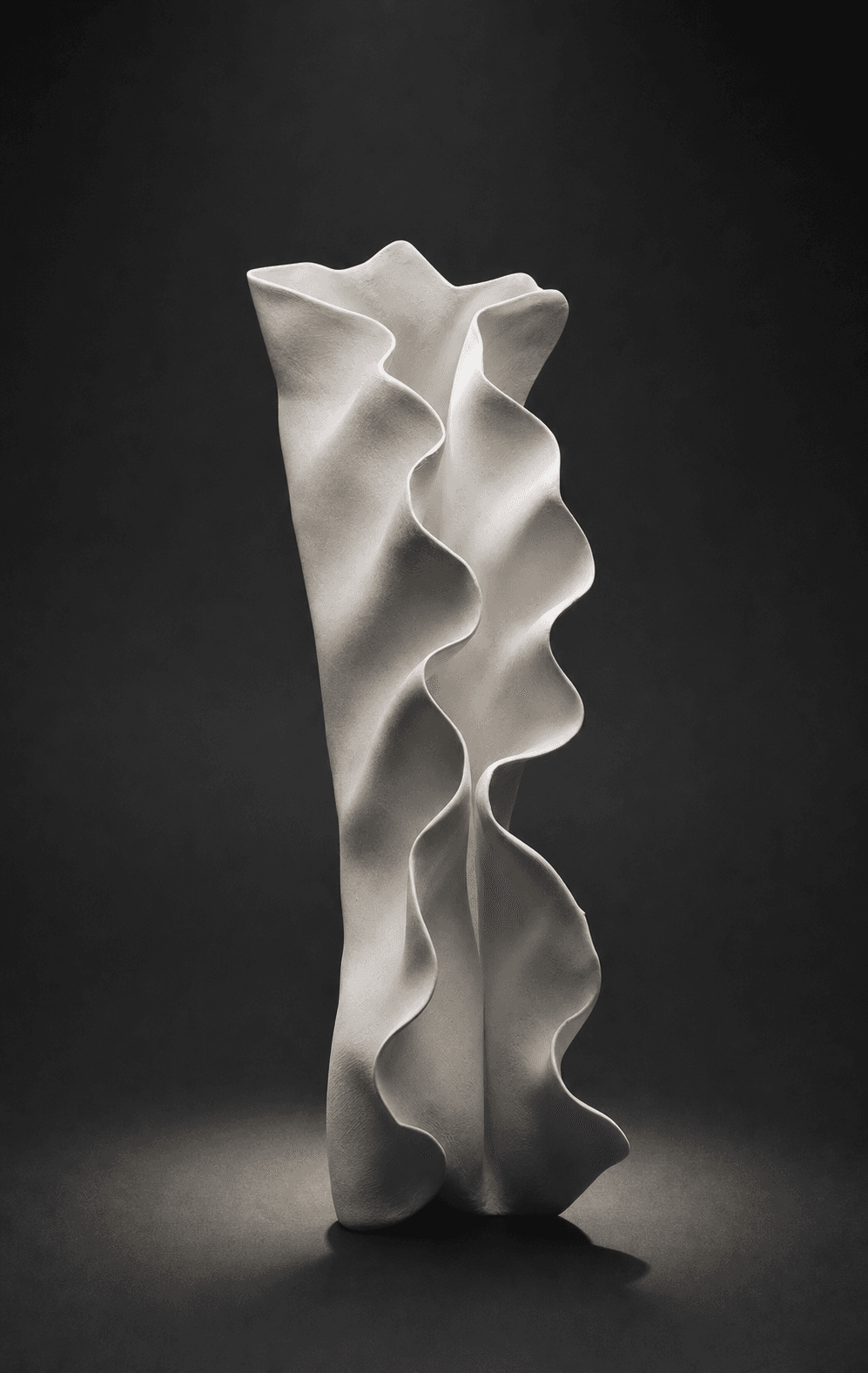 Sculpture en porcelaine blanche, forme ondulée abstraite