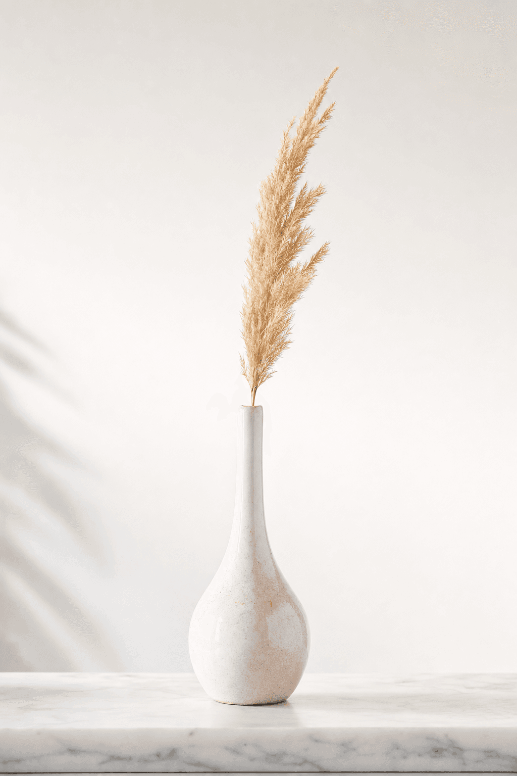Soliflore blanc nacré, herbe de pampa, surface marbre