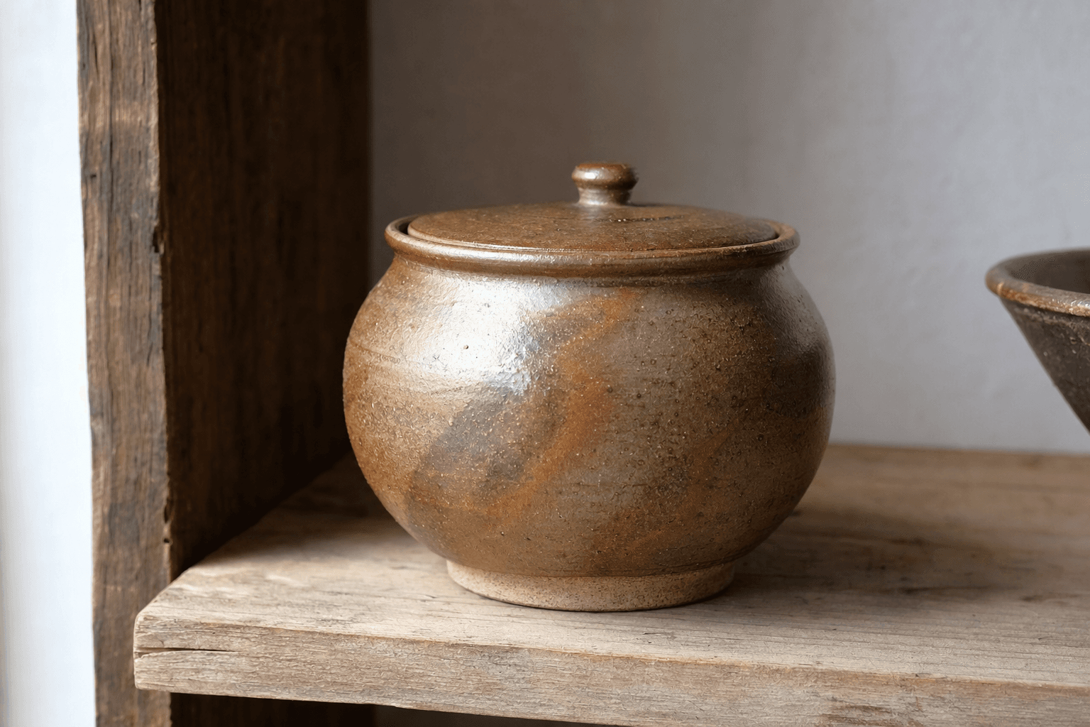 Pot avec couvercle, grès cuit au bois, glaçure caramel