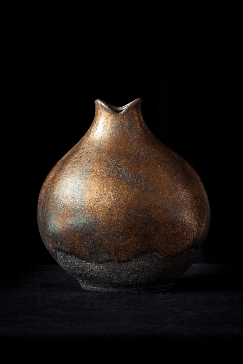 Vase raku irisé, glaçure cuivre-bronze-vert paon